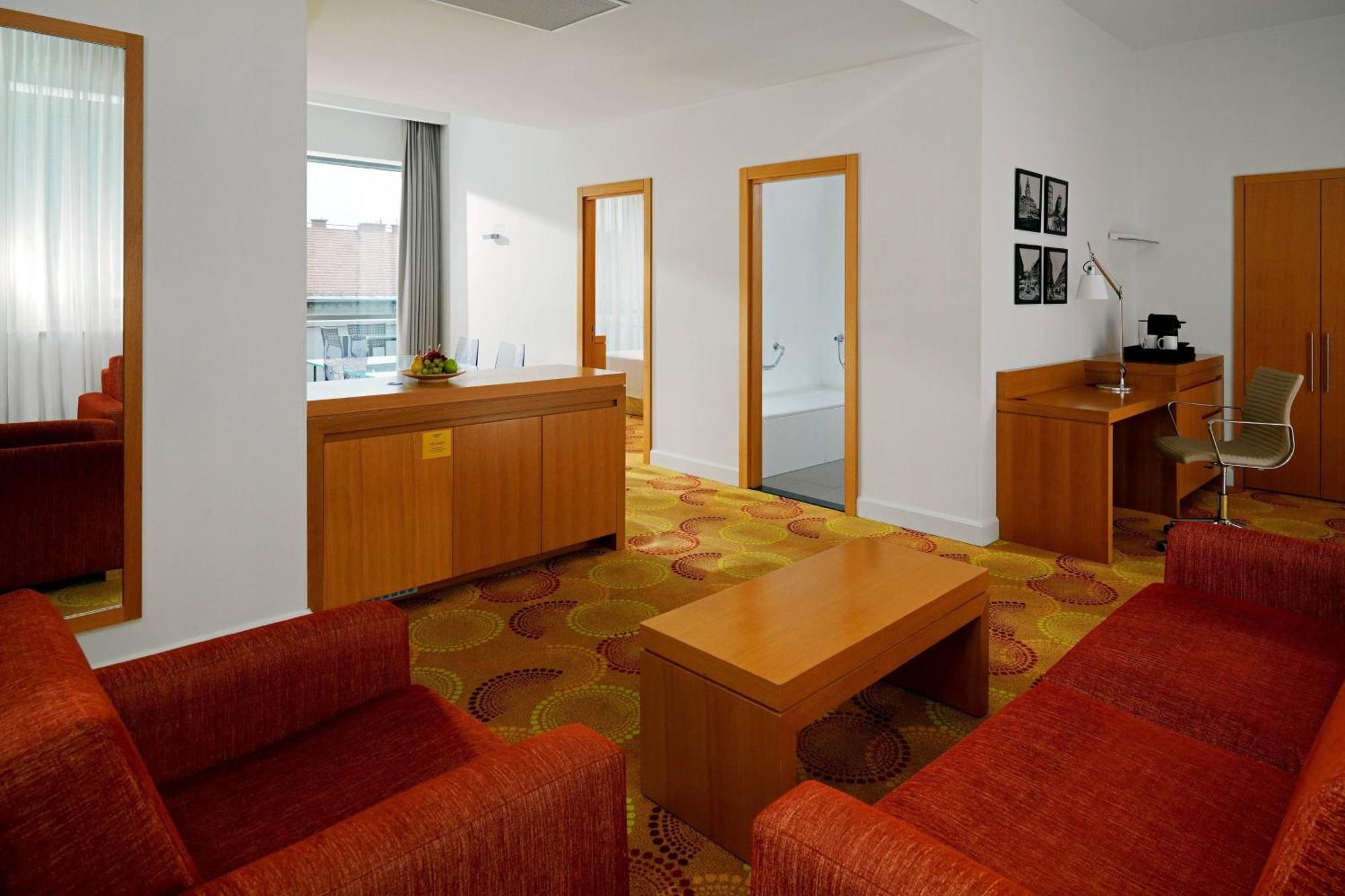 Courtyard By Marriott Budapest City Center Extérieur photo